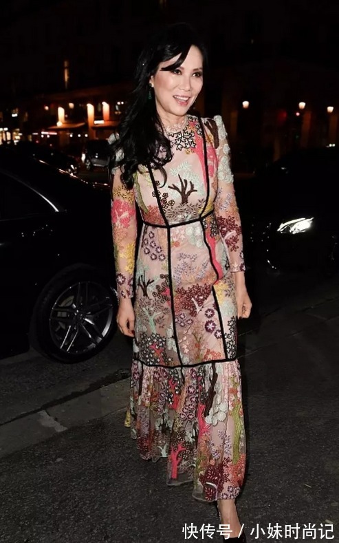 连衣裙 服了邓文迪的审美,如此花哨的裙装都能穿出高级感,气质真不一般