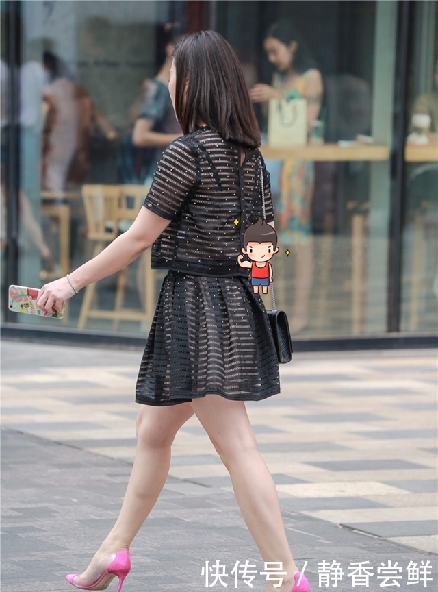 身材|街拍:小姐姐粉色高跟很亮眼,身材太有女人味