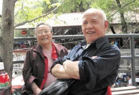 成军|1944年恩来颖超为成军题字,奔放自由,一改内敛风,行云流水