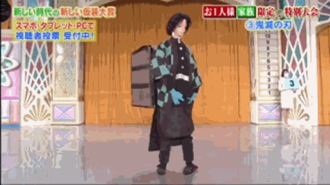 妹子|大佬背着妹子cos鬼灭之刃,腰都压弯了,手上青筋都起来了