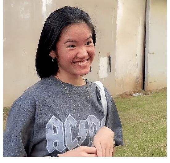 李勒优|《变形计》李勒优被城市家庭收养，脸上长满青春痘，还不忘臭美