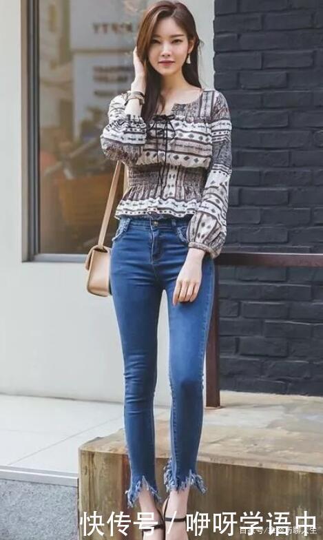 十分流行的紧身牛仔裤,简简单单,展现出女性优雅迷人的一面