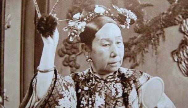 小时|那个揭露清朝“卖国行为”的记者,被慈禧下令杖打4个小时后勒死