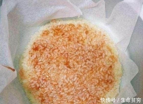 老公把鸡蛋打进电饭锅和米一起煮, 15分钟后,锅都被家人舔干净了