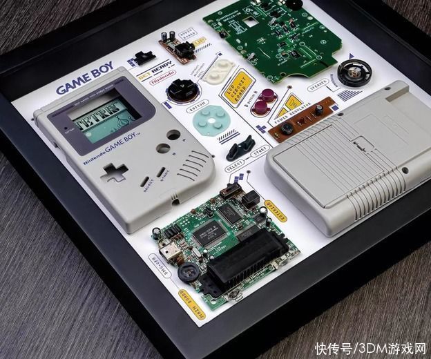 游戏机|心爱的游戏机彻底坏了怎么办?老外选择拆开裱起来