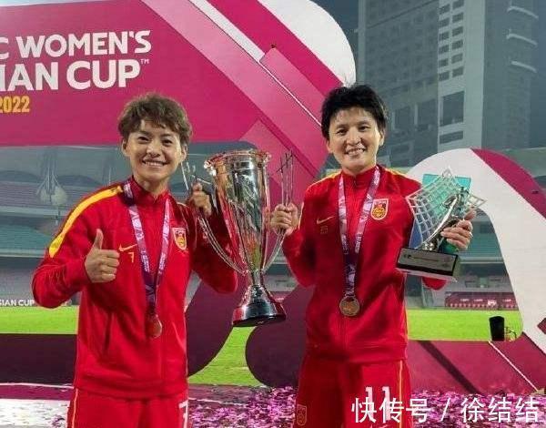 中国女足|女足24人集体亮相央视晚会,王霜令人担忧,水庆霞2个安排太暖心