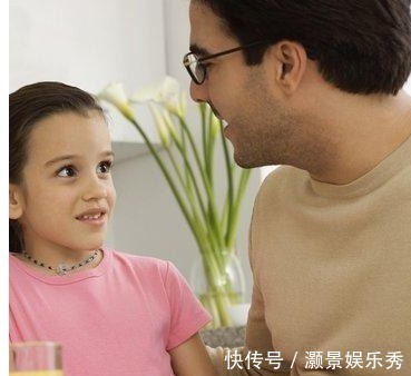 爸爸|14岁女儿和父母同床睡，书包里翻出来的东西，让爸爸自责