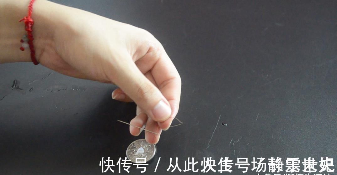 眼睛不好也能快速穿针引线, 只需一枚硬币就可以, 看完赶紧去试试