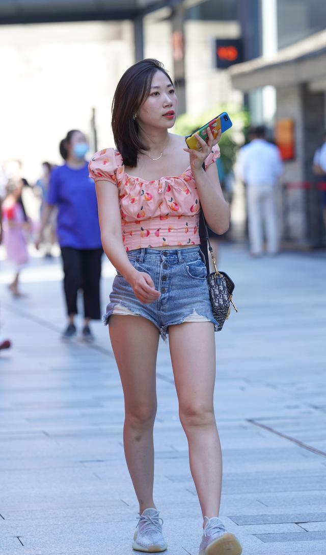 如何把牛仔短裤穿出时尚感? 基础色配粉色, 时髦减龄又淑女