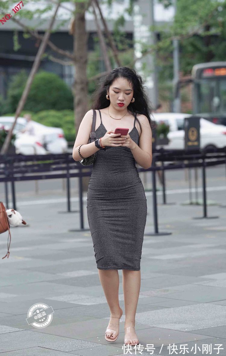 穿搭 舒适服帖的连衣裙穿搭简约不失潮流感,秀出曼妙身姿,清新时尚