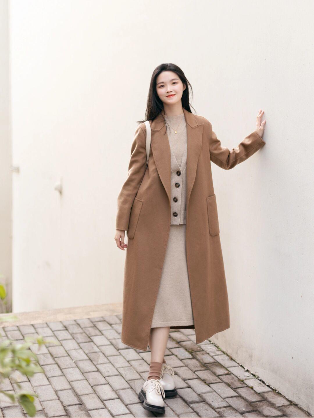 穿搭|冬天想要穿出甜美可爱风,少不了一件米白色毛衣的搭配,搭配卡其色半身裙,更加温柔!