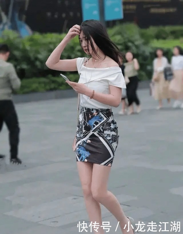 穿搭|绶带盘金缕,轻裙透碧罗,“A字裙”配个性上衣的时髦修身穿搭