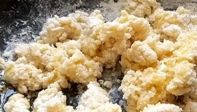 简单|1碗面粉倒进开水锅里,瞬间变美味,孩子吃完还想吃,做法超简单