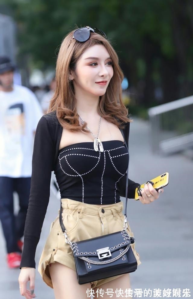 小姐姐 南方女孩秋季穿搭,黑色方领毛衣搭配裤腿短裤,帅气和温柔集一身!