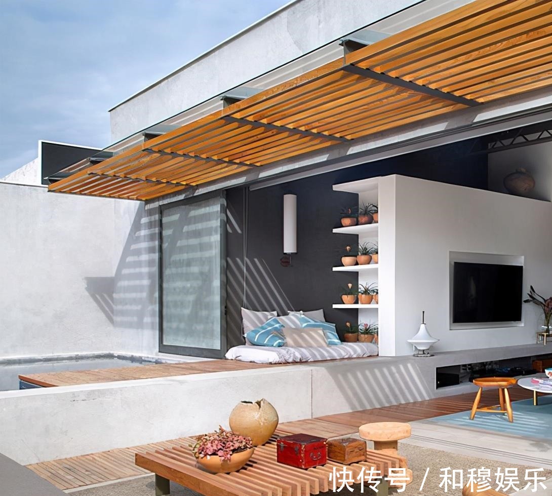 延伸|国外这么装阳台太牛了,瞬间多了置物台+休闲区,但网友:装不起