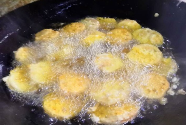 炸藕夹时，用面粉还是淀粉老师傅教你正确做法，藕夹酥脆不回软