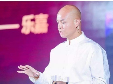 乐嘉上台醉酒闹事丢饭碗，你以为是自作自受，其实背后另有算盘