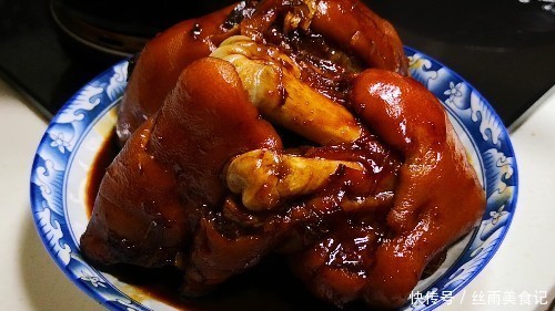 老婆|两猪蹄往电饭锅里一丢,不加1滴水1滴油,出锅后老婆和儿子抢着吃