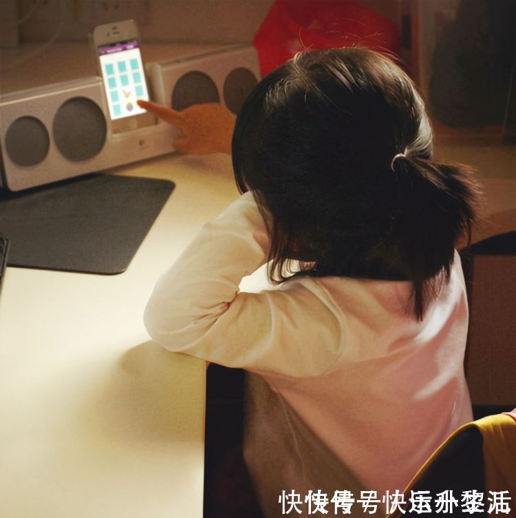 孩子|孩子从小玩手机和不玩手机,有什么区别?等上幼儿园就知道了