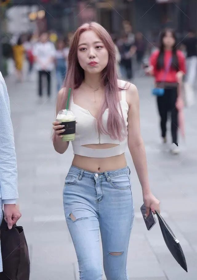 开叉裤 蓝色破洞打底裤搭配白色背心,款式感特别强,质感超凡