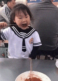 |搞笑GIF：你这真是太忙了，还要拎东西还要打电话还要抓着孩子！