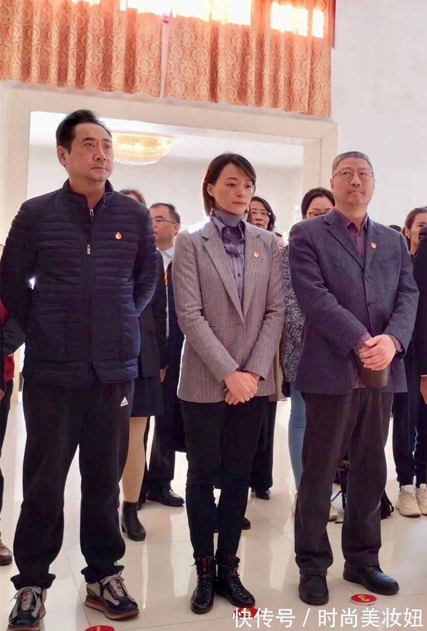 阿sa 阿Sa不愧是“时髦精”,灰色西装叠穿粉色针织开衫,又飒又美