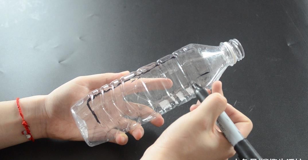 用处|喝完的塑料瓶不要扔, 剪几刀, 放在家里有大用处, 人人见了都夸好