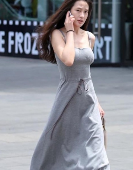 小姐姐 时尚性感“大”美女，“有料”身材搭吊带裙穿上街，今天风很大啊