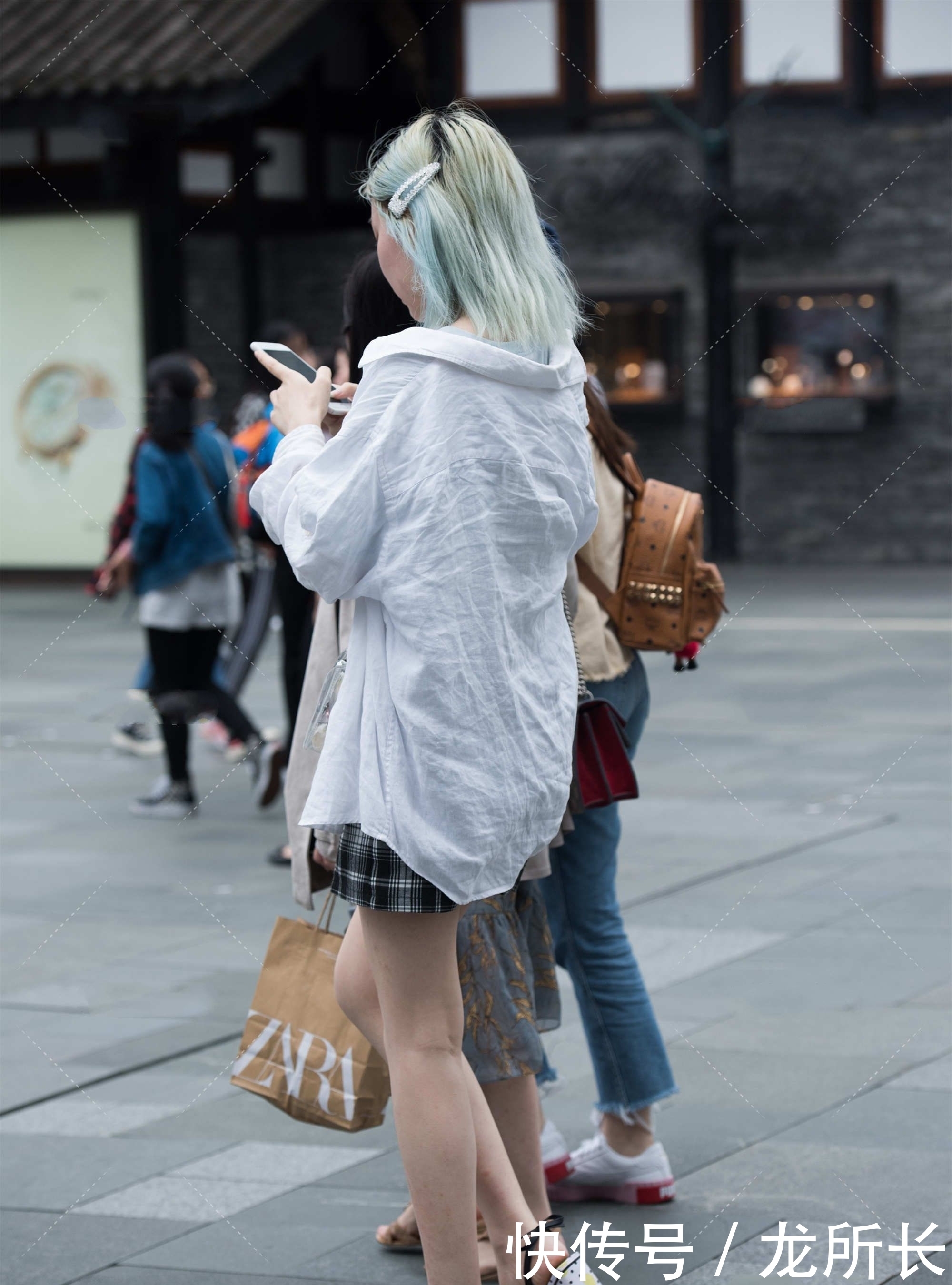 格子裙怎么搭才好看，学会这些技巧，轻松搭出时尚感