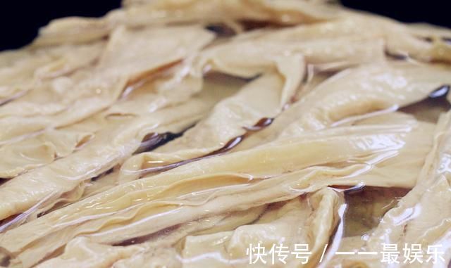 浸泡|立秋之后,补钙化痰多吃腐竹,2种素菜炒一盘,真比肉还香