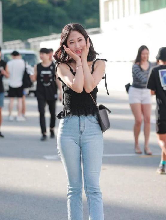 蕾丝|一头微卷长发的小姐姐,身穿吊带搭配微喇叭裤,展现出一种复古的美