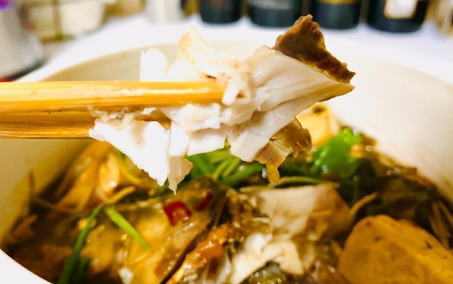 草鱼我家从不清蒸,放鸡蛋液里裹一裹,出锅解馋过瘾,连汤也不剩