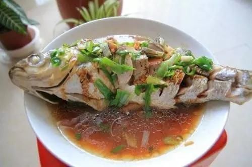酱油|蒸鱼时，有人放盐也有人放酱油，酒店大厨：都错了！难怪鱼肉不鲜
