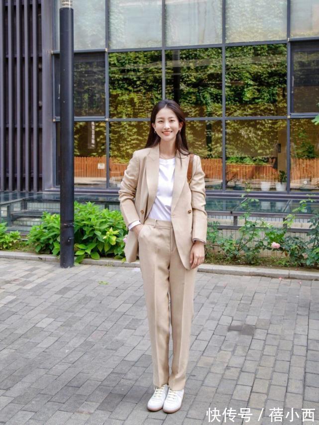 包包 穿衣简约高级的女性,春季都穿“西装”,看这些气质博主就知道了