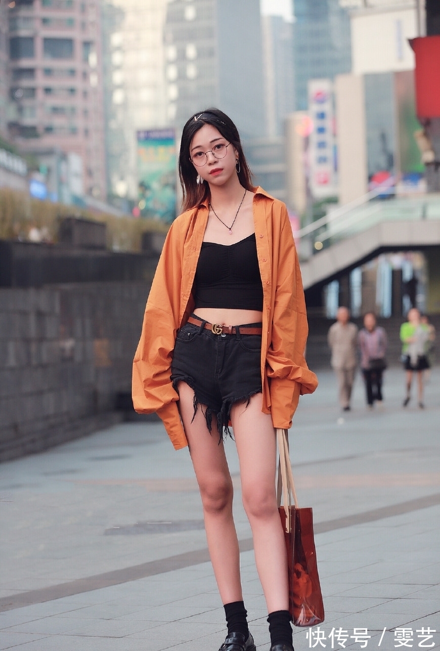 天空#天空清澈,鸟儿在歌唱