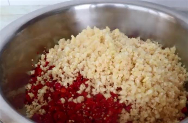 二十年秘制剁椒酱,做法和配方告诉你,香辣过瘾,保存一年不会坏