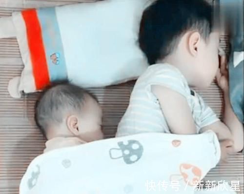 睡着|妹妹和哥哥刚睡着,妈妈掀开被子一看,这画面让人心都酥了