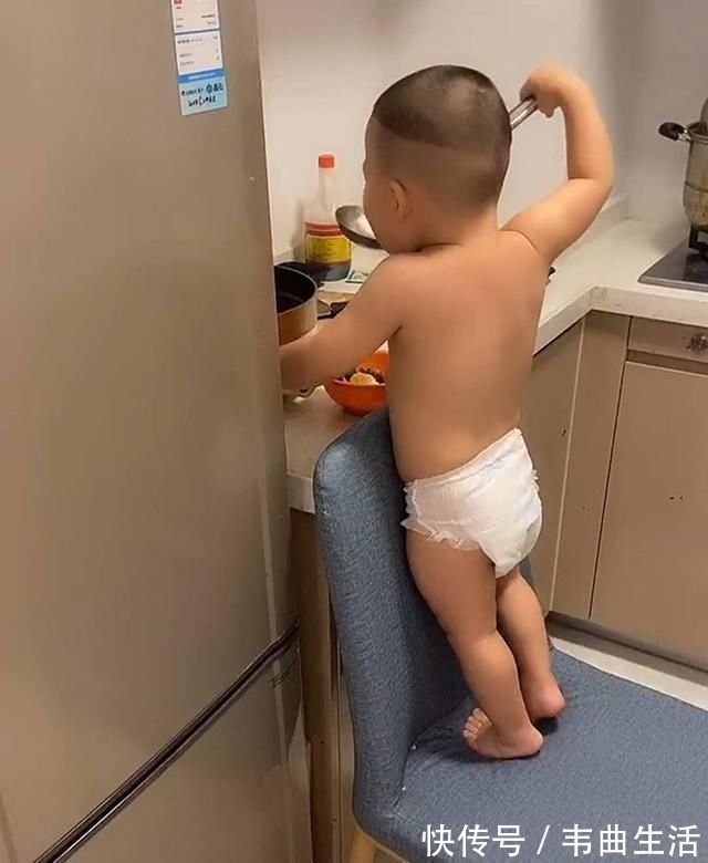 小菜鸟|妈妈做的排骨汤太美味,宝宝深夜去偷吃,动作很熟练,妈妈很无语