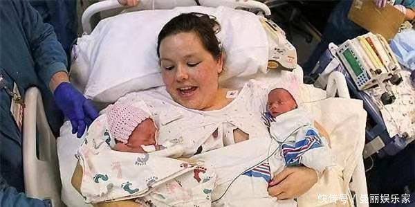 双胞胎|双胞胎“手牵手”一起出生,画面瞬间感动医生,真的是太有爱了!