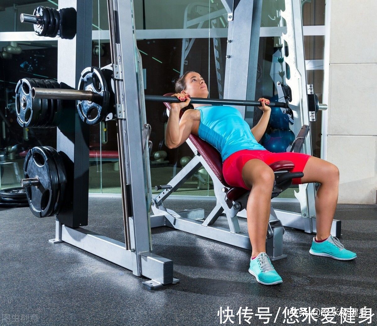 哑铃凳|胸肌上部怎么练饱满？经常训练4个动作，让整个胸肌更协调