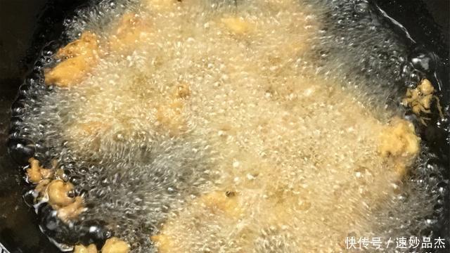 清洗干净|老阿姨在家做椒盐鸡块,教你学会这个小技巧,真是美味