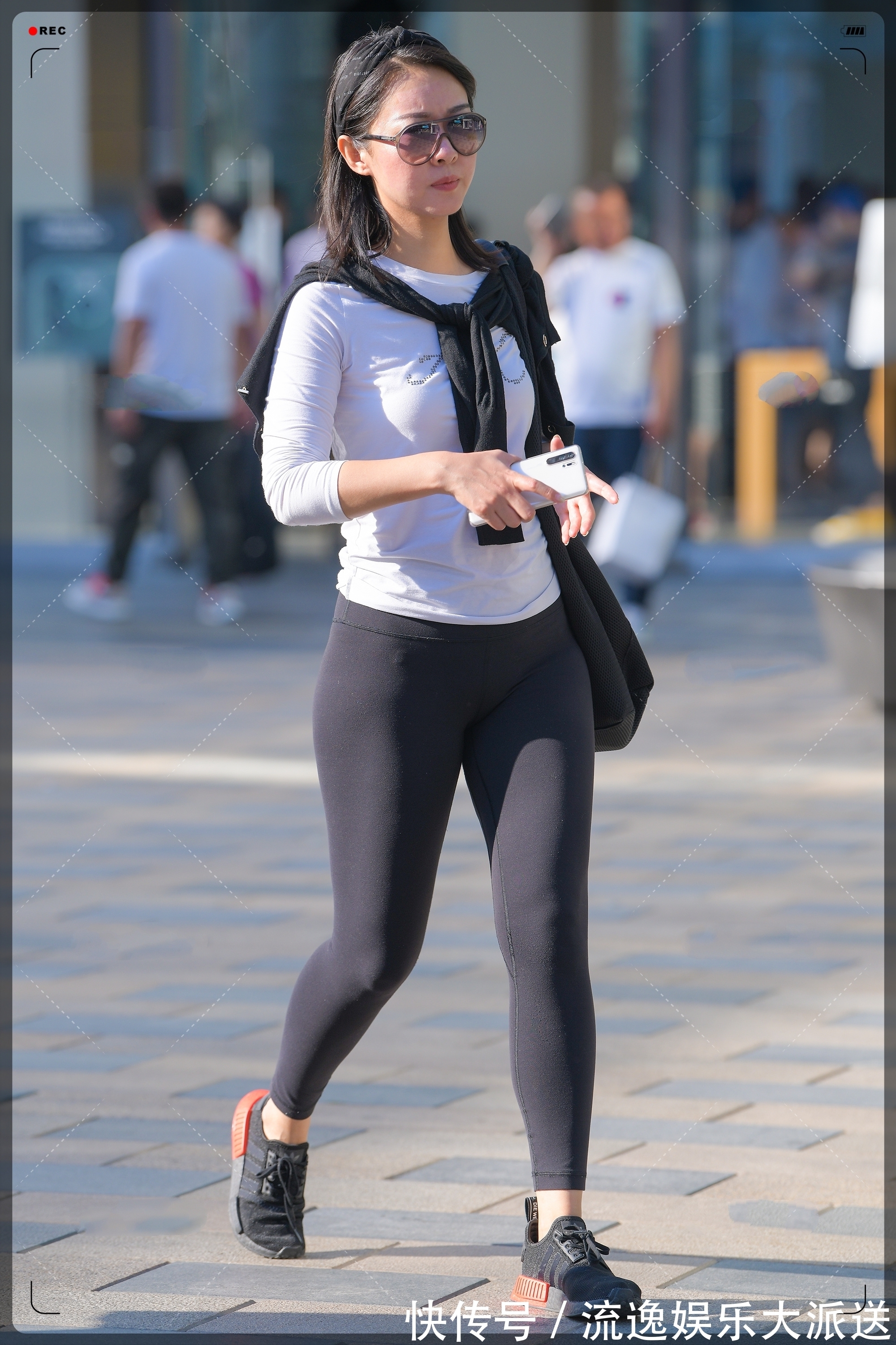 身材比例 塑身裤搭配常规白打底衫,经典简约,穿出不一样的风格