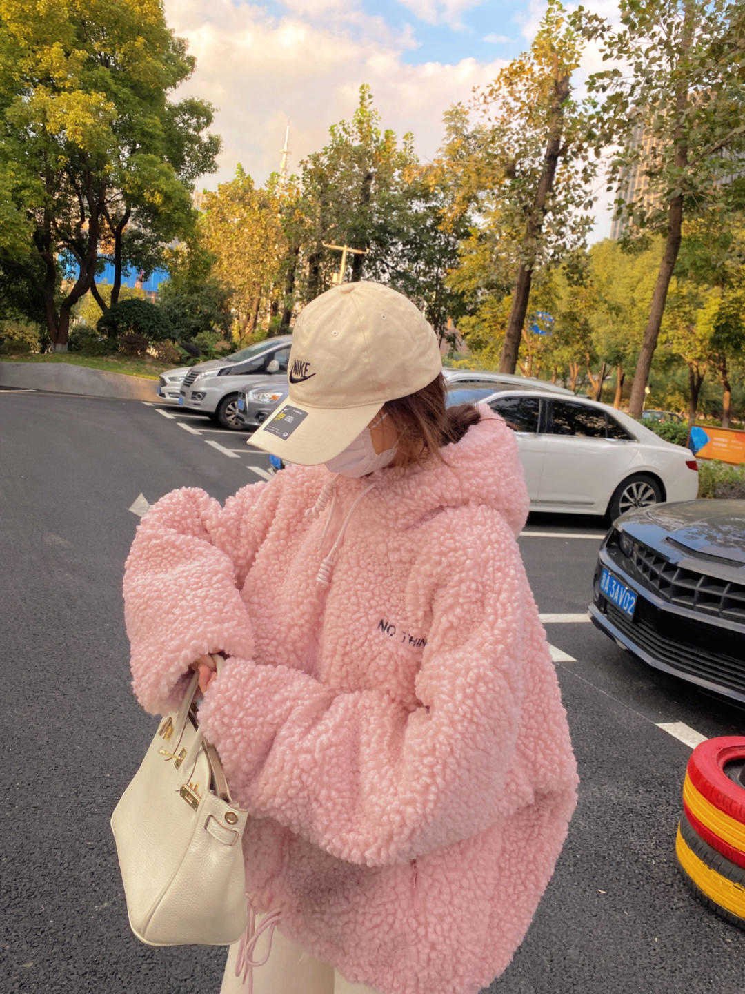 下装|冬天来一件彩虹色羊羔毛外套吧!保暖舒适又减龄,奶fufu的超可爱