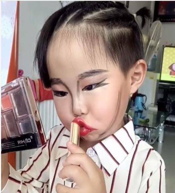 回家|爸爸出门留四岁女儿独自在家,回家一瞧,万千网友瞬间笑喷了