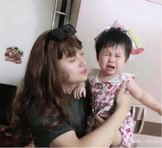 朵朵|爸爸“男扮女装”太惊艳,为了哄娃豁出去了,妈妈:貌美“如花”