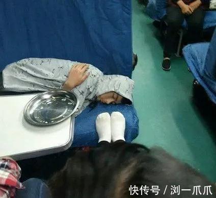 |搞笑GIF:姑娘的背包太个性,吓着我了!