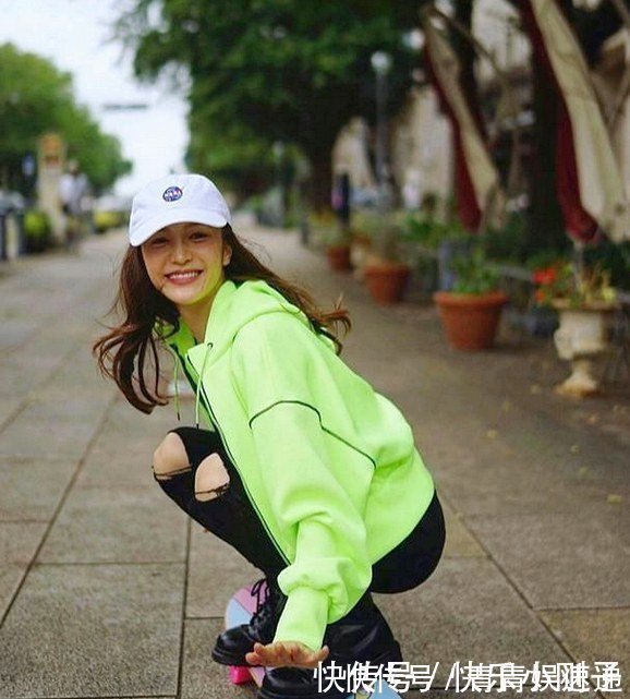 生活质量 白背心搭配黑色裤子,更加凸显成熟的魅力