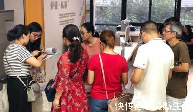 陈老师|“年轻辣妈”穿蕾丝裙开家长会,家长纷纷冷脸:您是来走红毯?