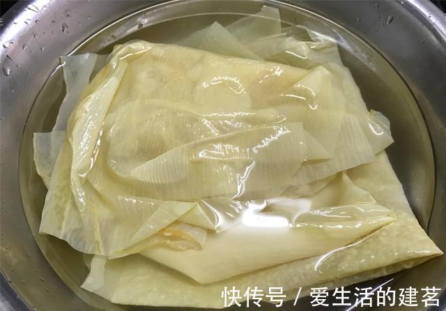 肉馅|一张豆皮一块肉,教你做特色美食,喷香酥脆,上桌就光盘