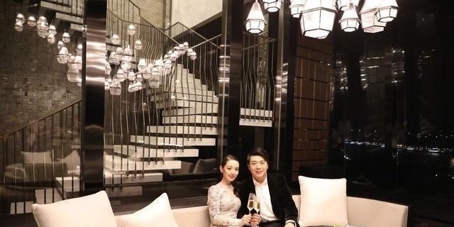 钢琴|郎朗豪宅尽显稳重，客厅就有三层楼高，家中随处可见名贵钢琴